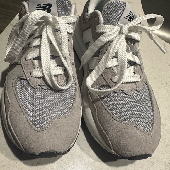 Decluttering my closet. Moving to a new house - Picture 2 of 3